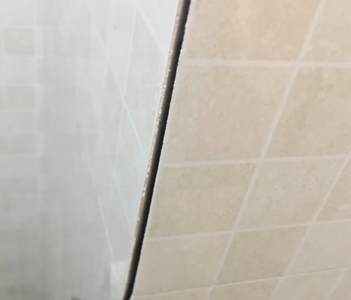 山亭瓷砖空鼓维修公司分享阳台瓷砖脱落的修复过程可以分为以下几个步骤